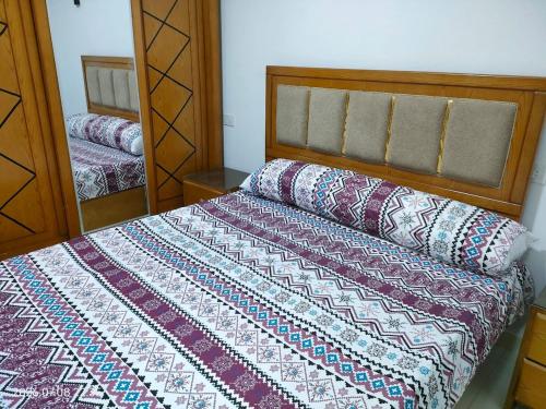 a bedroom with a bed and a mirror at Holiday Home Matrouh in Marsa Matruh