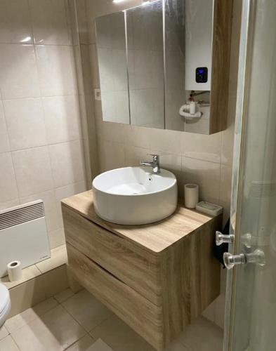 A modern studio recently renovated, 7 min to beach