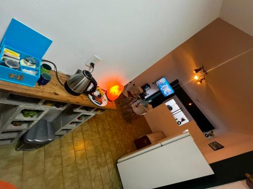 an overhead view of a kitchen with a counter top at Departamento Las Golondrinas in Estación Coronel Maldonado