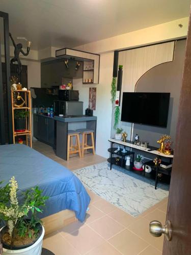a living room with a bed and a kitchen at Yangs Homeey Place2 in Bankal