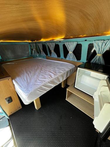 a small bed in the back of a van at Kombi do Scooby-Doo in Mairiporã
