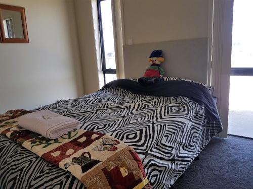 Postel nebo postele na pokoji v ubytování Tokatoka views Farmstay