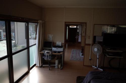 a living room with a desk and a television at Kashi Besso Takachiho in Takachiho