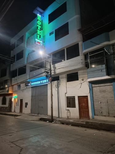 a street sign in front of a building at night at Hotel Pradera de los Celajes in Cajamarca
