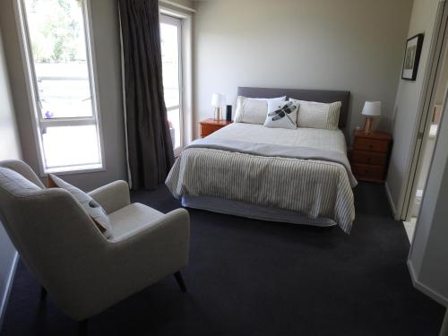 劍橋的住宿－草原住宿加早餐旅館，一间卧室配有一张床和一对椅子