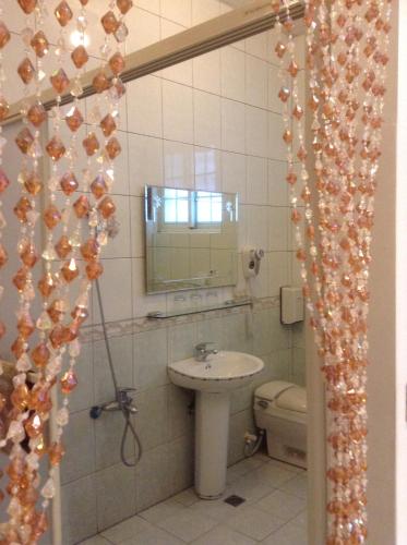 三峽區的住宿－三峽阿桂的家民宿，一间带水槽、卫生间和镜子的浴室