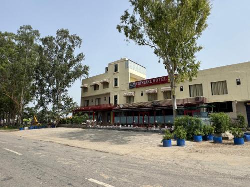 ein leerer Parkplatz vor einem Gebäude in der Unterkunft Crystael Hotel in Babarpur