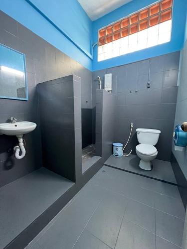 ein Badezimmer mit Toilette, Dusche und Waschbecken in der Unterkunft The Eighty8 PP in Phnom Penh