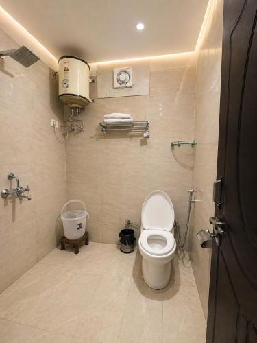 a bathroom with a toilet and a shower at Grand Vista Retriet- A luxury Mountain View Property In Mussoorie By Lilly in Mussoorie