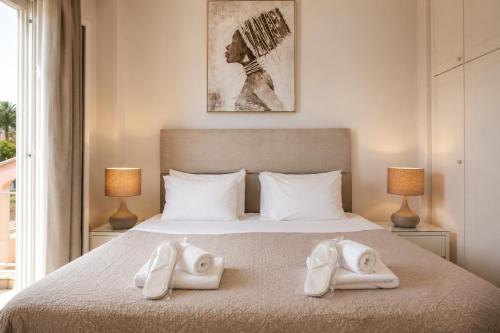 ein Schlafzimmer mit einem Bett, auf dem zwei Handtücher liegen in der Unterkunft Azure Mare Studios in Agios Georgios Pagon