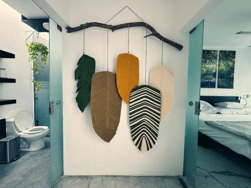 ein Raum mit Surfbrettern an der Wand in der Unterkunft Casa Mangle in Tepic