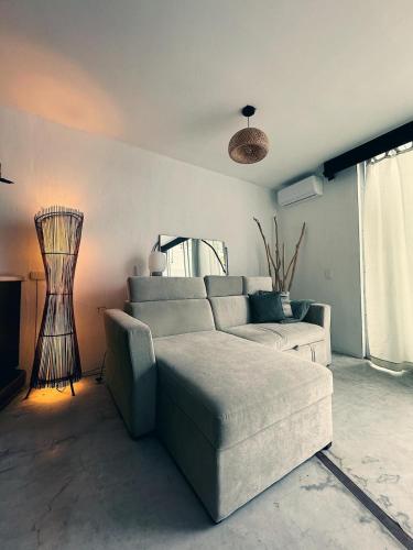 ein Wohnzimmer mit Sofa und Sessel in der Unterkunft Casa Mangle in Tepic