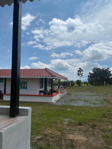 a house with a large field in front of it at Masinga FarmHouse in Filandia