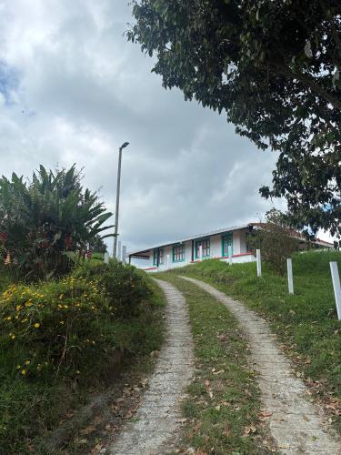 a dirt road in front of a building at Masinga FarmHouse in Filandia