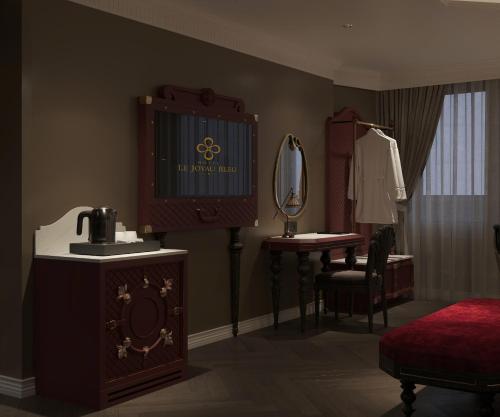 a dressing room with a mirror and a dressing table at Hôtel Le Joyau Bleu Hanoï in Hanoi