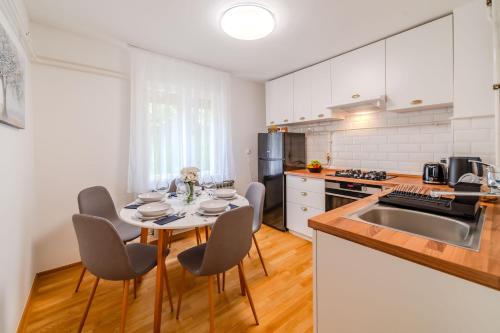 Family Friendly Apartment With Parking - Happy Rentals