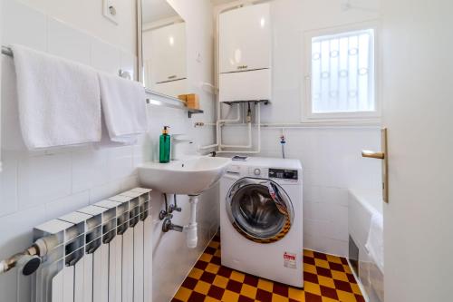 Family Friendly Apartment With Parking - Happy Rentals