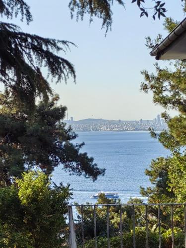 a view of the water from a house at Apartament Ada in Buyukada