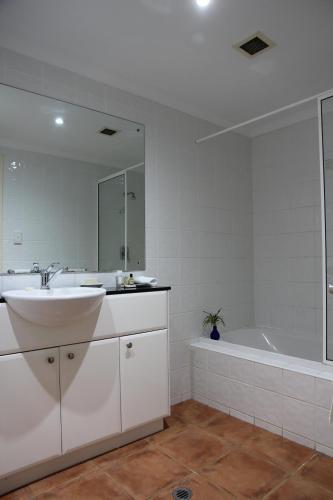 A bathroom at Darwin Deluxe Apartments