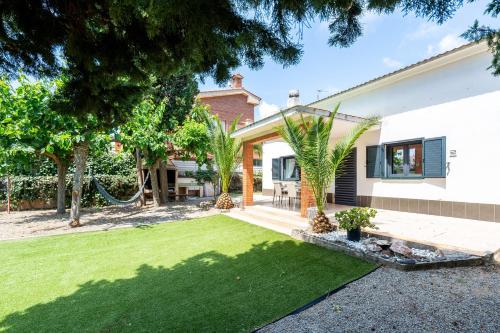 Villa with garden next to the beach