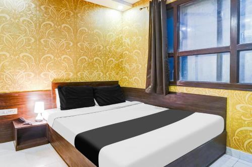 a bedroom with a large bed in a room with a window at Super Collection O Sindhi Camp Formerly Hotel Abhinandan Inn in Jaipur