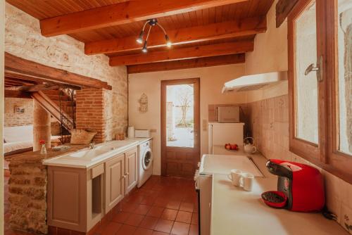 a kitchen with a sink and a refrigerator at Les instants du lot in Trespoux-Rassiels