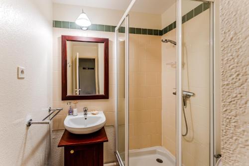 a bathroom with a sink and a shower at Golf de Biscarrosse – Piscine in Biscarrosse