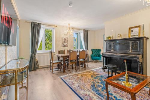 Ballroom Suite - Parking Option - Netflix