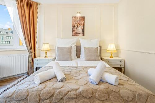 Ballroom Suite - Parking Option - Netflix
