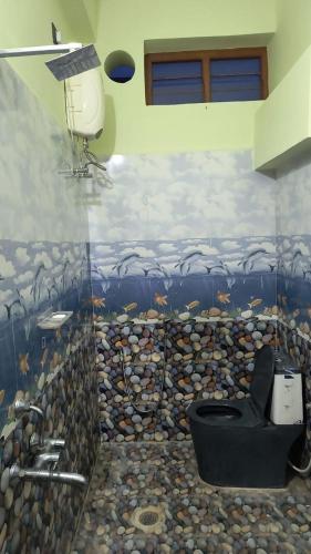 a bathroom with a fish themed bathroom with a toilet at Ros Villa in Vikārābād