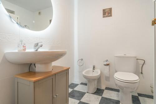 ein weißes Badezimmer mit Waschbecken und Toilette in der Unterkunft Calma Cazorla in Cazorla