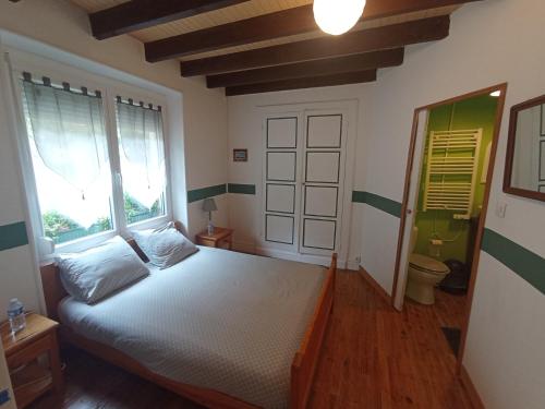 a bedroom with a bed and a window at B&B Les Paddocks in Vollore-Montagne
