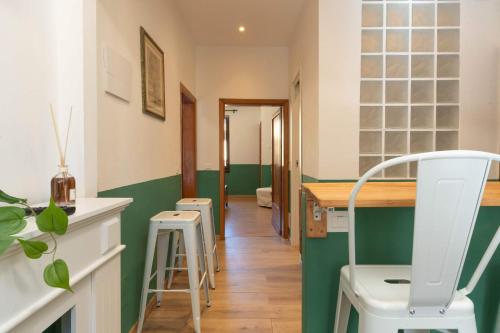 Light-Filled Duomo 2BR2BA Top-Floor Flat