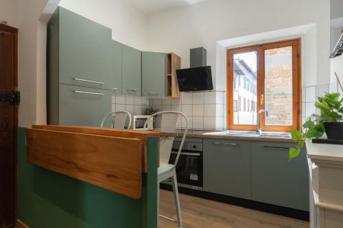 Light-Filled Duomo 2BR2BA Top-Floor Flat