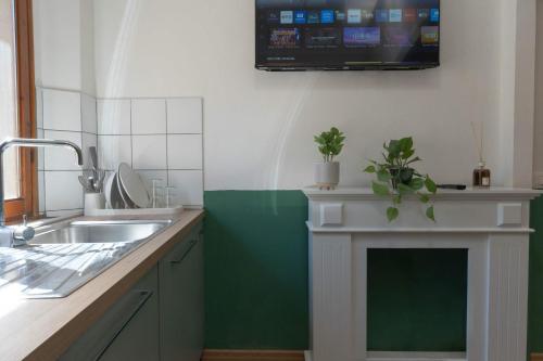 Light-Filled Duomo 2BR2BA Top-Floor Flat