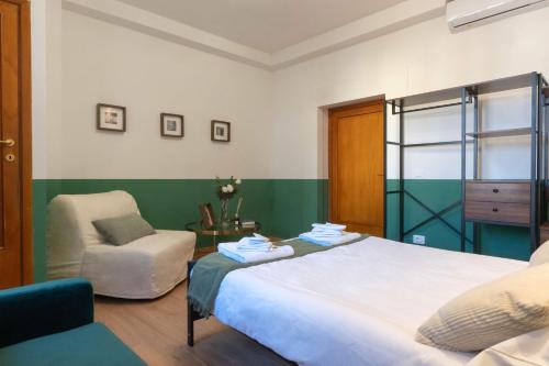Light-Filled Duomo 2BR2BA Top-Floor Flat