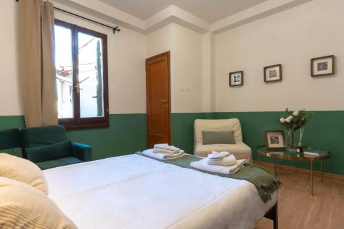 Light-Filled Duomo 2BR2BA Top-Floor Flat