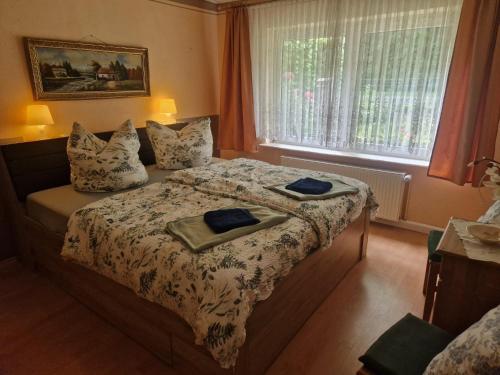 a bedroom with a bed with two towels on it at Hennickes Fewo in Friedrichshof
