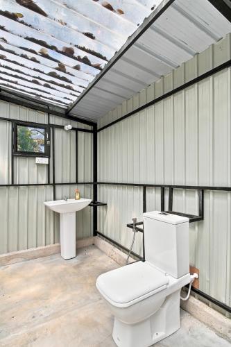a bathroom with a toilet and a sink at Jungle Nest Ella in Ella