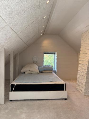 a bedroom with a large bed in a attic at Stort byhus i Lemvig in Lemvig