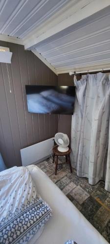 a bedroom with a bed and a painting on the wall at Øya husrom nær E6,dobbeltrom, gratis parkering in Sarpsborg