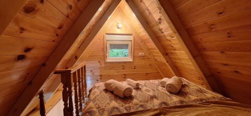 ein Schlafzimmer in einem Baumhaus in der Unterkunft Apartment Baya Friendly in Žabljak