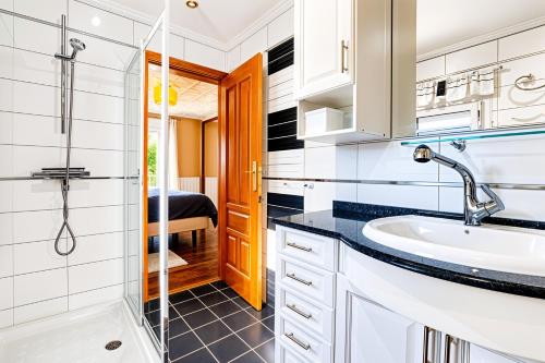 a bathroom with a sink and a shower at Villa de Golf Hoyo 19 in Busot