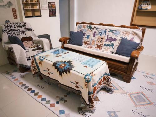 a living room with a couch and a table at Ajuan Homestay in Hengchun South Gate