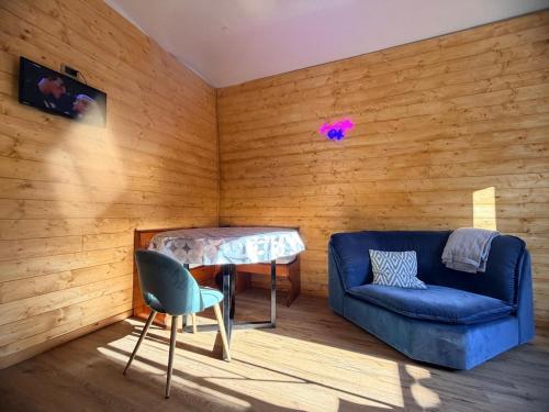 a living room with a blue couch and a table at MarLee Lake Home in Castel San Vincenzo