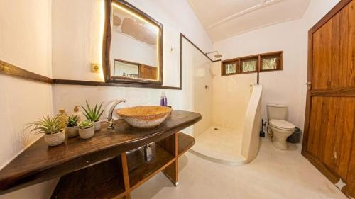 a bathroom with a sink and a toilet at Consul's House Vilanculos in Vilanculos