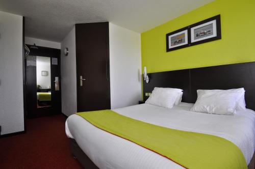 Krevet ili kreveti u jedinici u okviru objekta Enzo Hotels Vierzon by Kyriad Direct