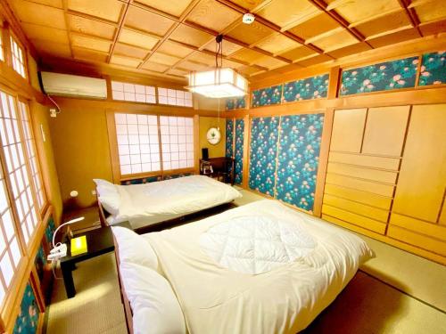 a room with two twin beds in a room at ParkView SAKURA in Aomori