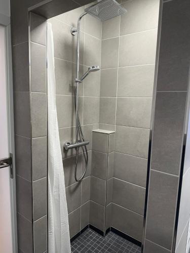 a shower with a shower curtain in a bathroom at Ruhig wohnen in Hüttblek in Hüttblek