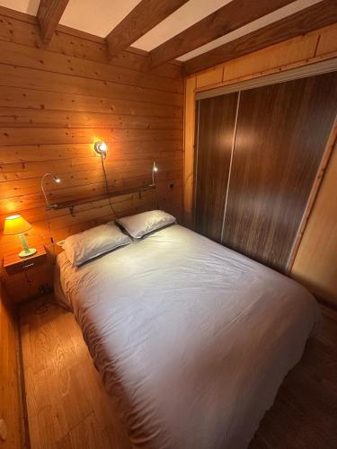 a bedroom with a bed in a wooden cabin at Chalet N5 avec vue in Les Angles